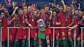 Jubelbild mit Kapitän: Cristiano Ronaldo (M.) nimmt für Portugal den Pokal entgegen © Getty Images