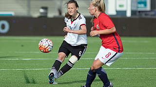 Im Duell mit Norwegens Olaug Tvedten: Mittelfeldspielerin Sophie Riepl (l.) © Getty Images