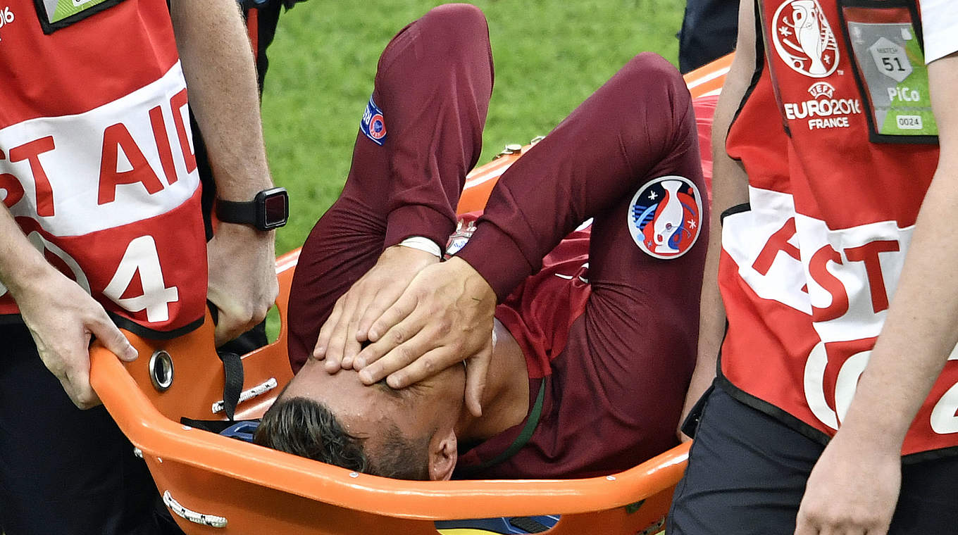 Aus nach 25 Minuten mit Knieverletzung: Portugals Kapitän Cristiano Ronaldo © AFP/Getty Images