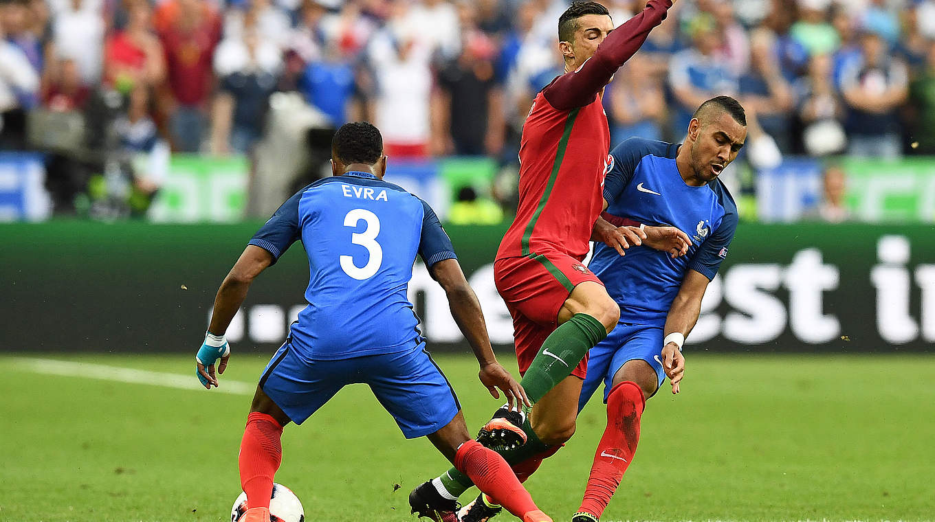 Foul mit Folgen: der Anfang vom Ende für Portugals Star Cristiano Ronaldo (M.) © 