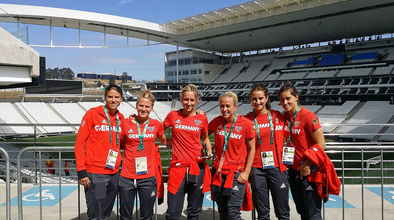 Leonie Maier (2.v.l.) und Co. in São Paulo: "Das Stadion ist riesig, modern und schön" © DFB