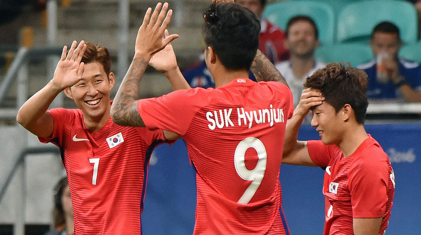 Acht Tore gegen Fidschi: Südkoreas Son (l.) und Suk (M.) jubeln übeer furiosen Auftakt © AFP/GettyImages