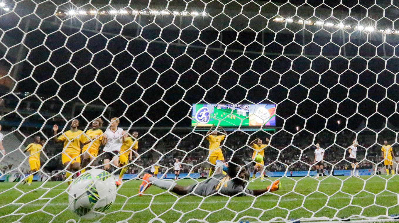 Der Ball zappelt im Netz: Melanie Behringer erzielt das 3:1 für Deutschland. © 2016 Getty Images