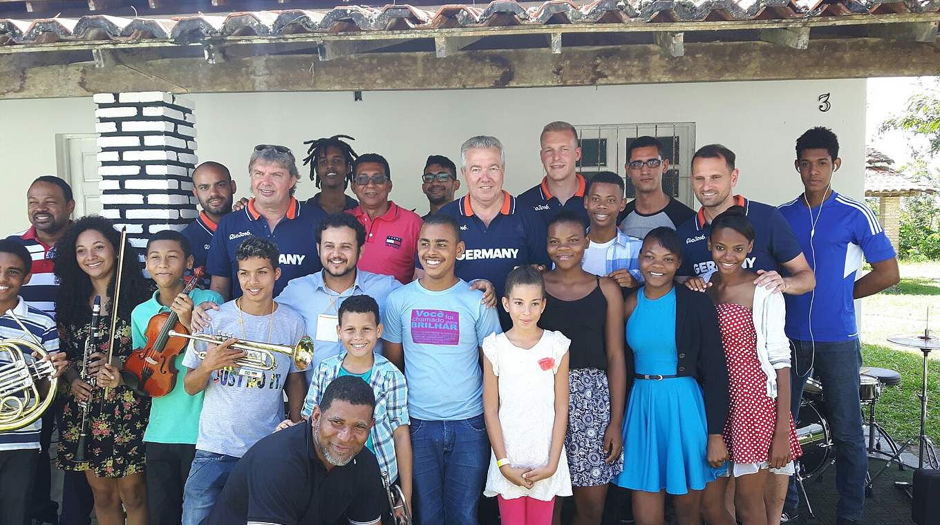 Herzlicher Empfang: Die DFB-Delegation besuchte ein Sozialprojekt in Salvador © DFB