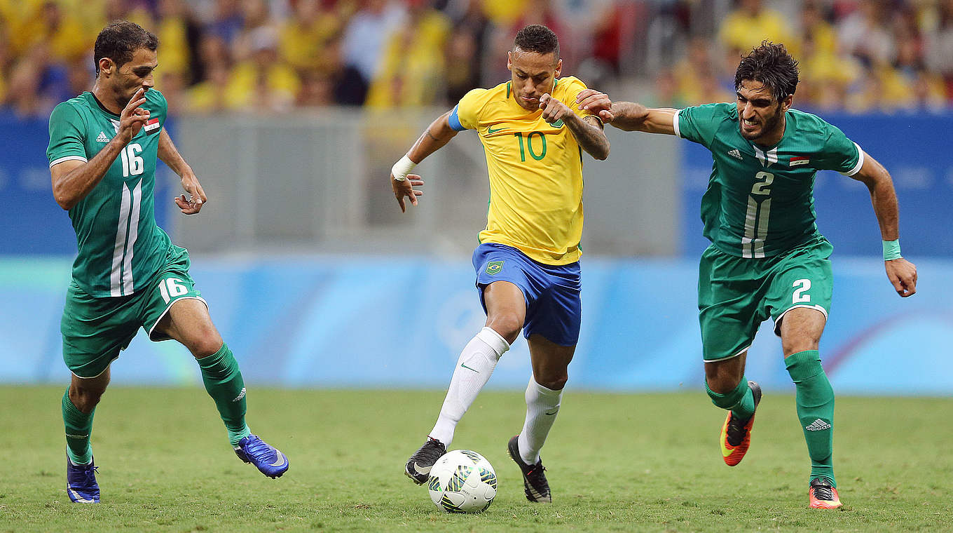 Ab durch die Mitte: Superstar Neymar setzt sich gegen zwei Iraker durch © 2016 Getty Images
