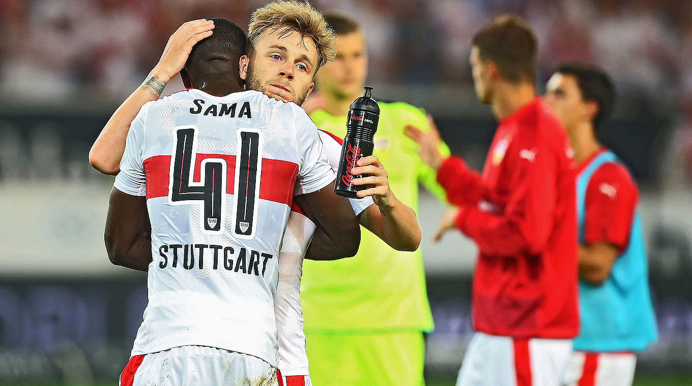 Sieg für den VfB Stuttgart: Alexandru Maxim feiert mit Stephen Sama. © 2016 Getty Images