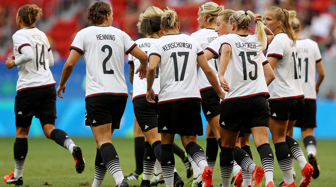 Die deutsche Mannschaft geht durch den Treffer von Behringer in Führung. © 2016 Getty Images