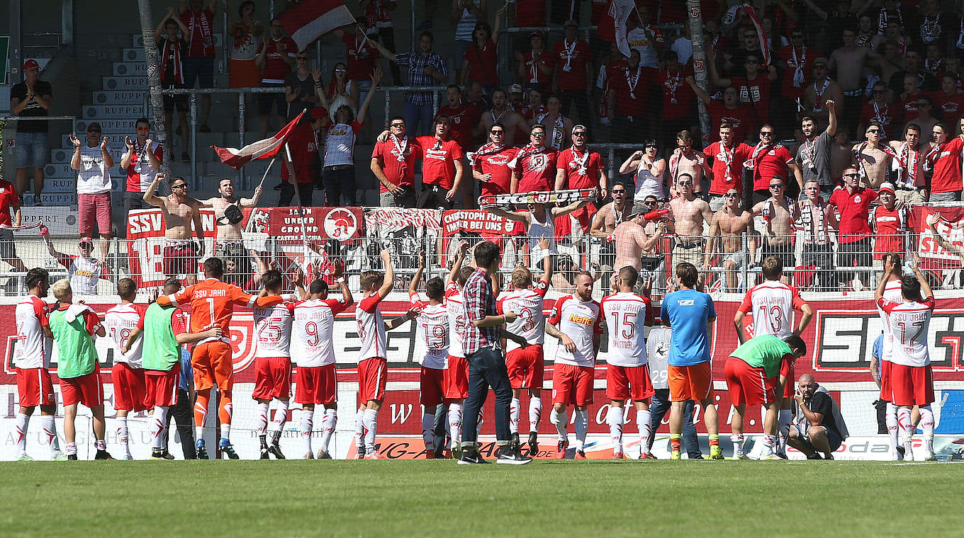 Als einziges Team weiter ohne Punktverlust: Jahn Regensburg jubelt © 2016 Getty Images