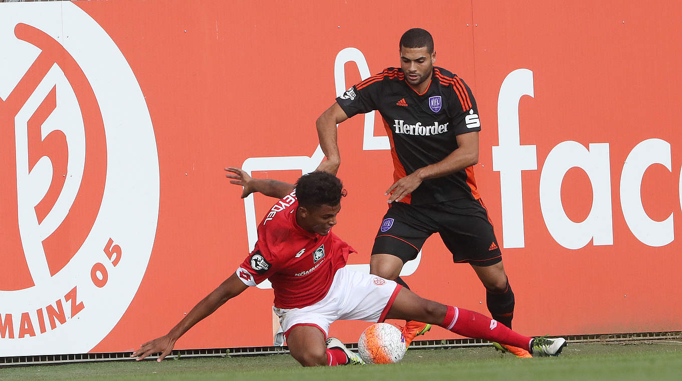 Enges Duell: Aaron Seydel (l.) von Mainz II gegen David Pisot vom VfL Osnabrück © 2016 Getty Images