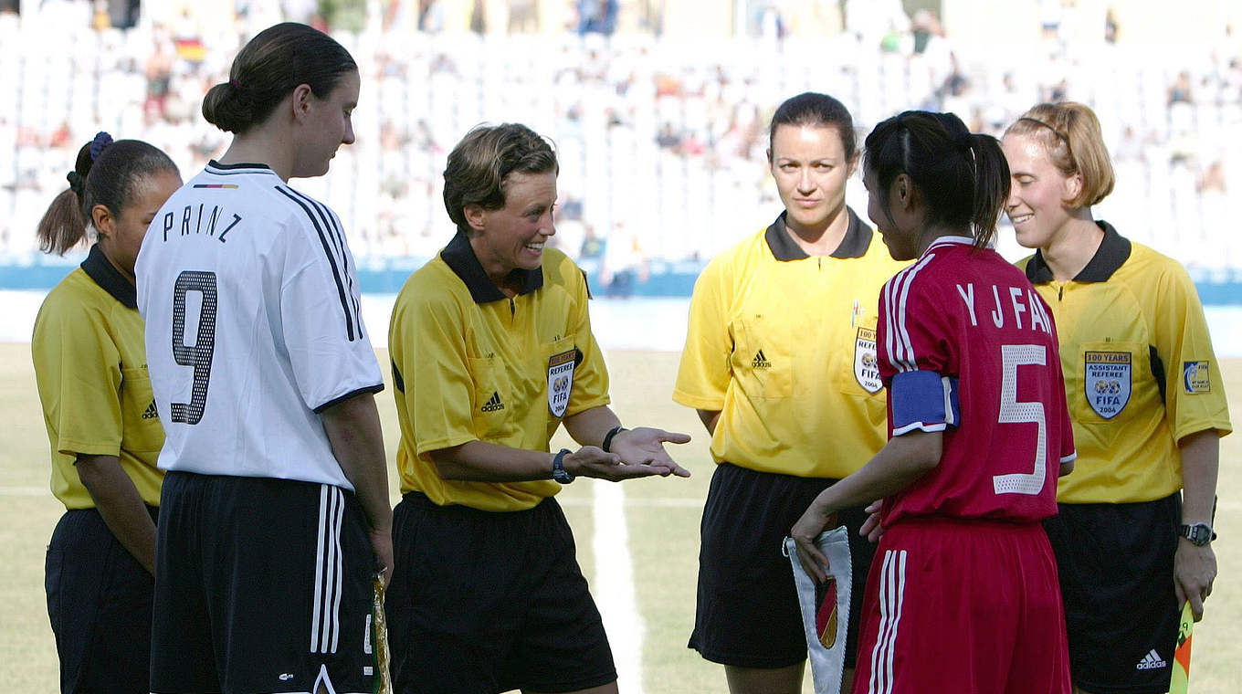 Da steht's noch 0:0 - am Ende siegen Prinz und die DFB-Frauen 2004 gegen China 8:0 © Bongarts