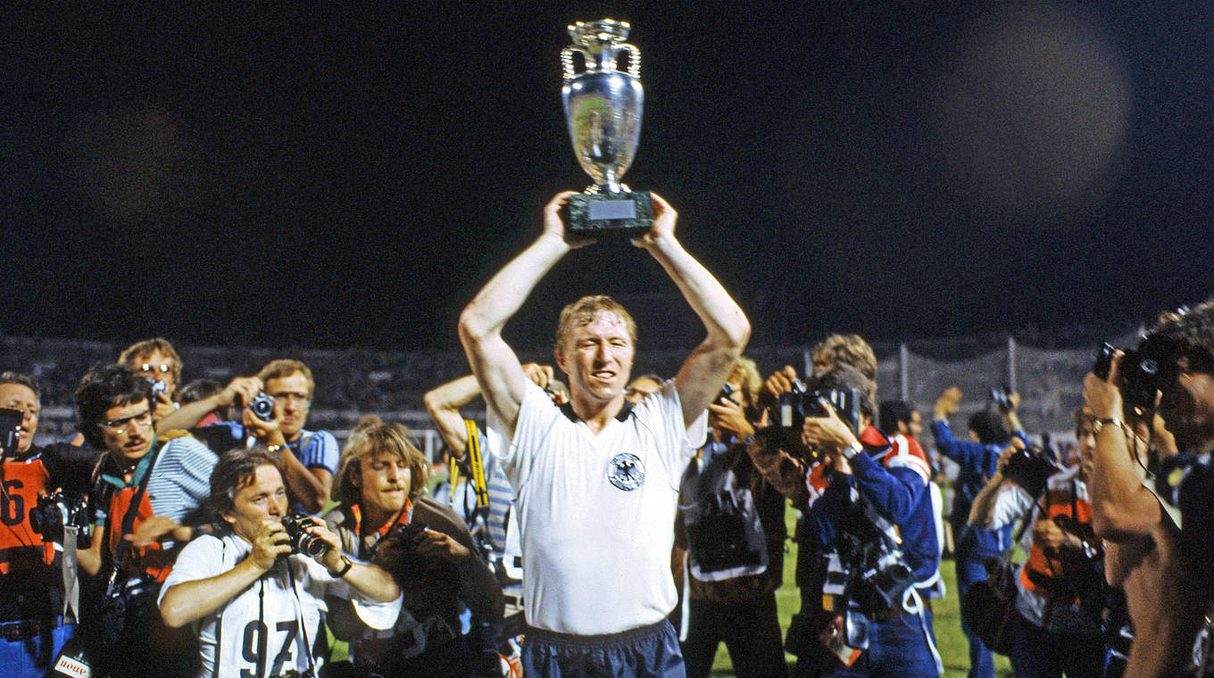 Titelträger mit der Nationalmannschaft: Hrubesch wird Europameister 1980 © imago/Sportfoto Rudel