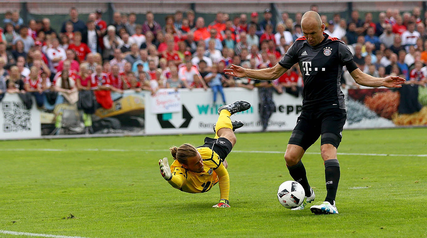 Peilt nach seiner Adduktorenverletzung die Rückkehr an: Bayern-Star Arjen Robben (r.) © 2016 Getty Images