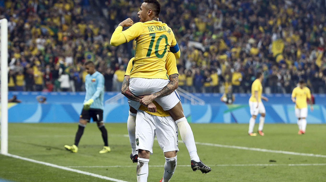 Bringt Brasilien mit einem Freistoß aus 30 Meter früh in Führung: der Kapitän Neymar © MIGUEL SCHINCARIOL/AFP/Getty Images