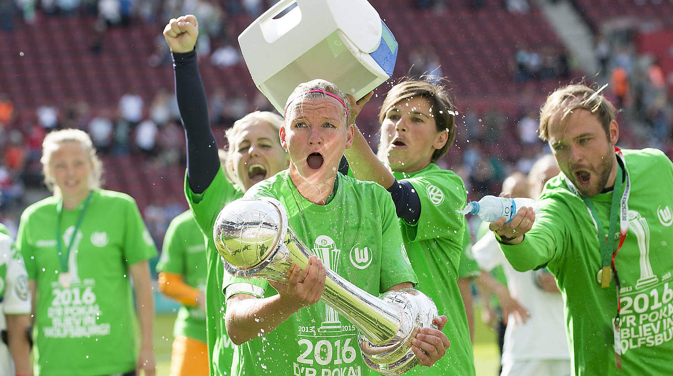 Popp mit dem Objekt der Begierde: DFB-Pokal der Frauen 2016 © imago/Sven Simon