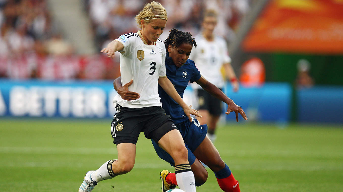 Kampf um den Ball: Bartusiak (l.) während der WM 2011 im Duell mit Frankreichs Thomis  © 2011 Getty Images