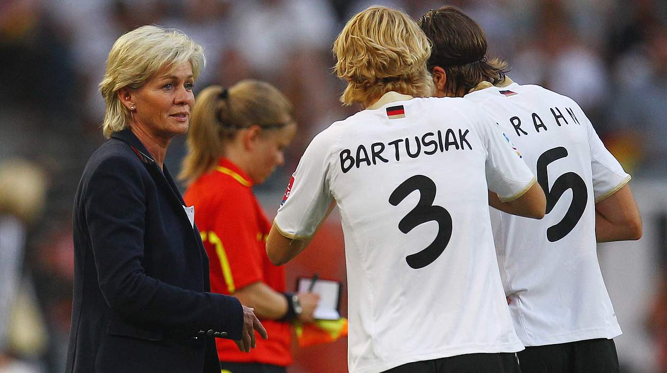 Weltmeisterschaft im eigenen Land: Bartusiak (r.) im engen Austausch mit Bundestrainerin Silvia Neid  © 2011 Getty Images