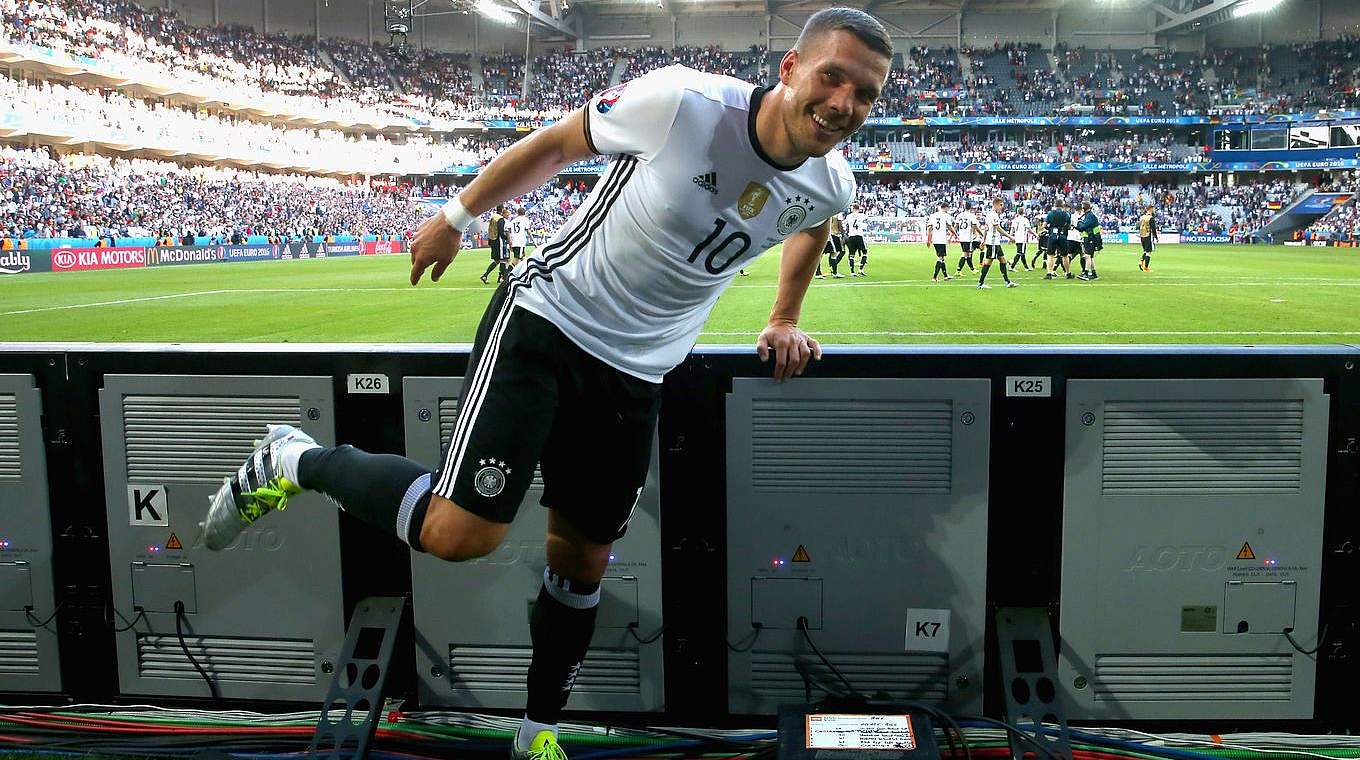 Podolski: "Am liebsten bei jedem einzelnen Fan verabschieden" © 2016 Getty Images