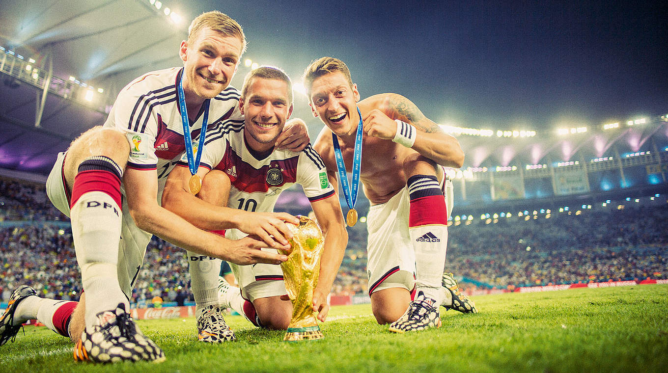“For me there’s no reason to be upset”: Podolski with Mertesacker and Özil © Paul Ripke