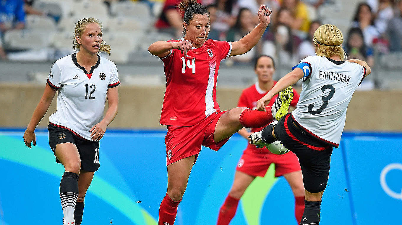 Captain Saskia Bartusiak fights for the ball with Canada's Melissa Tancredi © Getty Images