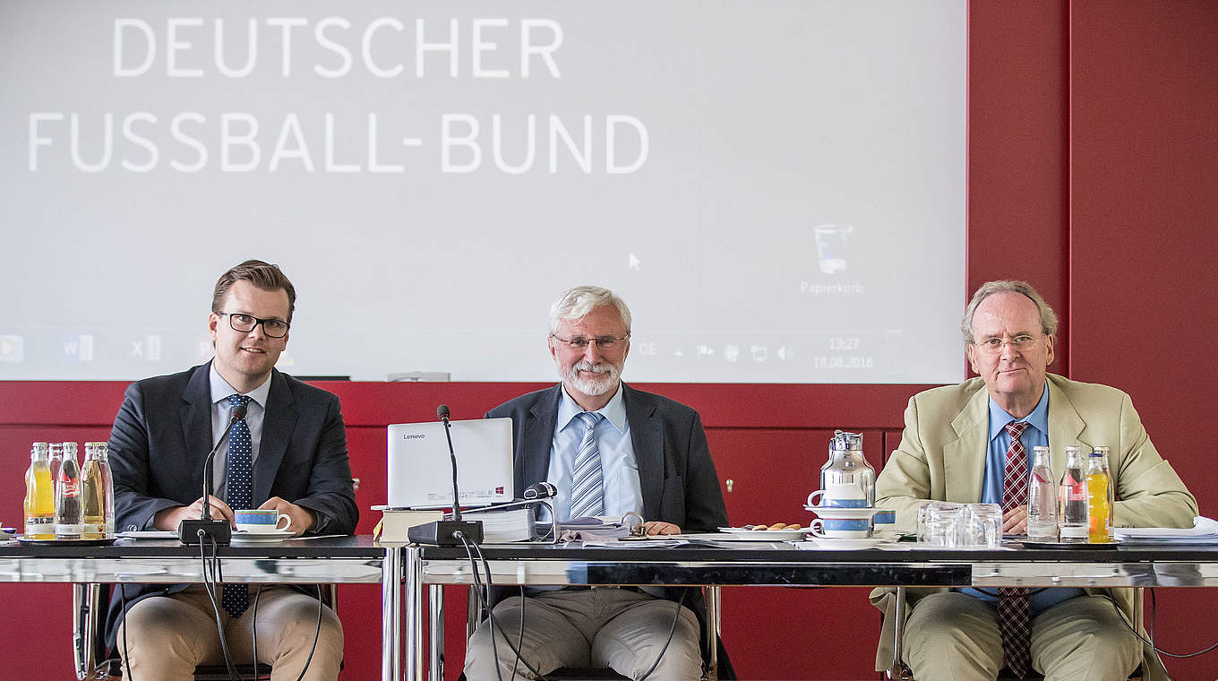 Leiter der Sportgerichtsverhandlung in Frankfurt: Robert Deller (M.) © GettyImages