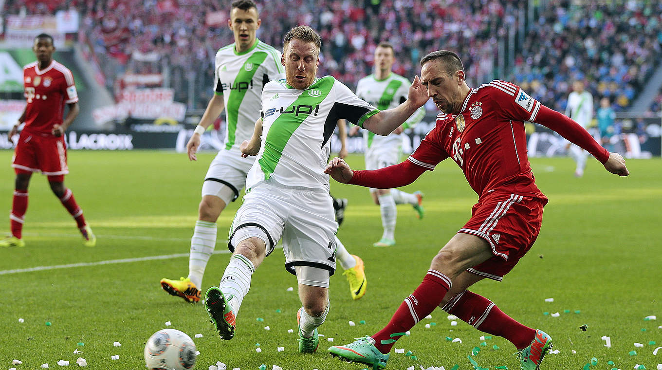 202 Bundesligaeinsätze, auch für den VfL: Patrick Ochs im Duell gegen Bayern (l.) © 2014 Getty Images