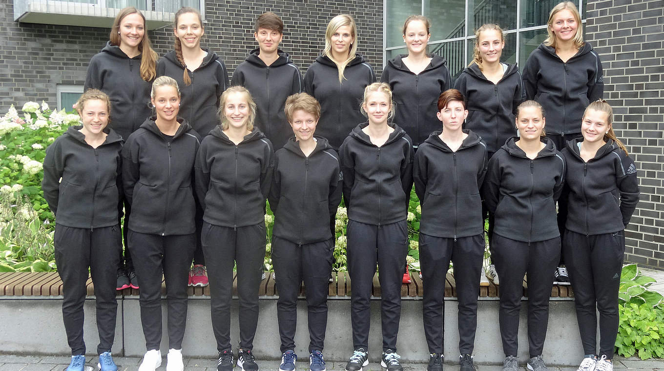 Gruppenbild vor der neuen Saison: die Schiedsrichterinnen der B-Juniorinnen-Bundesliga © DFB