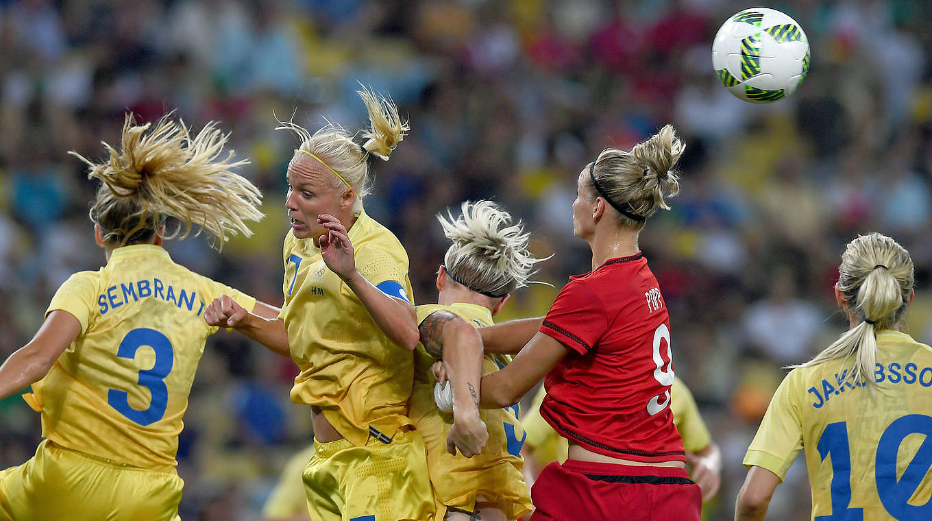 Alexandra Popp in an aerial duel with the Swedish defenders © AFP/Getty Images