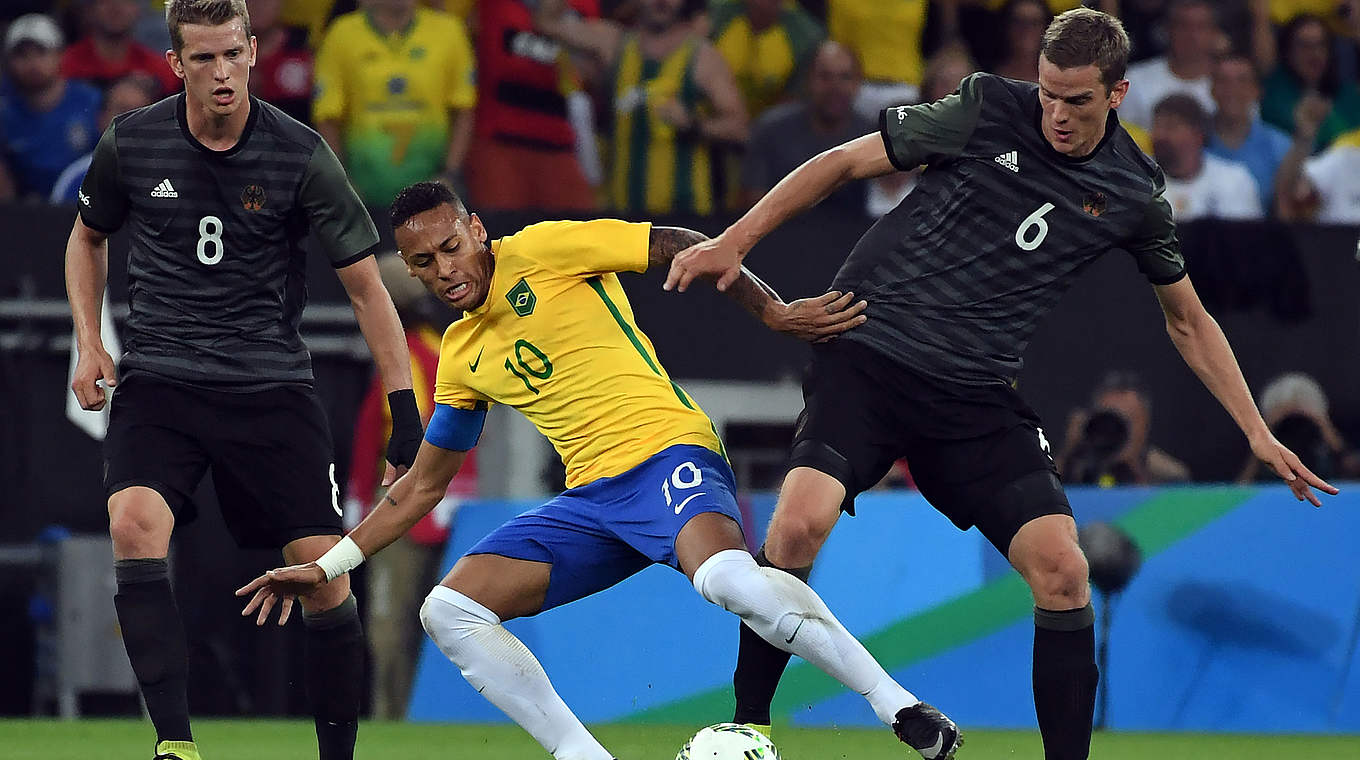 Umringt von den Bender-Zwillingen: Brasiliens Superstar Neymar (M.) © LUIS ACOSTA/AFP/Getty Images