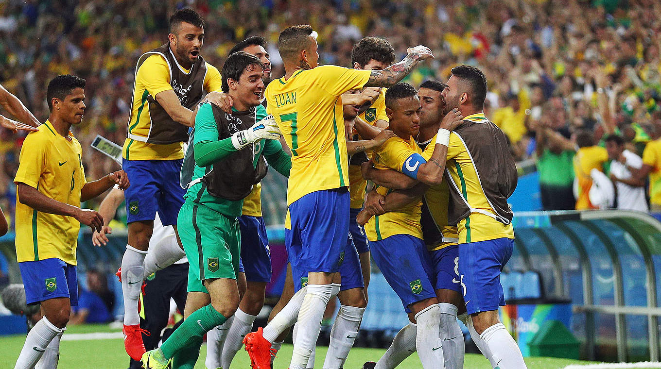 Jubeltraube: Brasilien freut sich über Neymars Freistoßtreffer © 2016 Getty Images