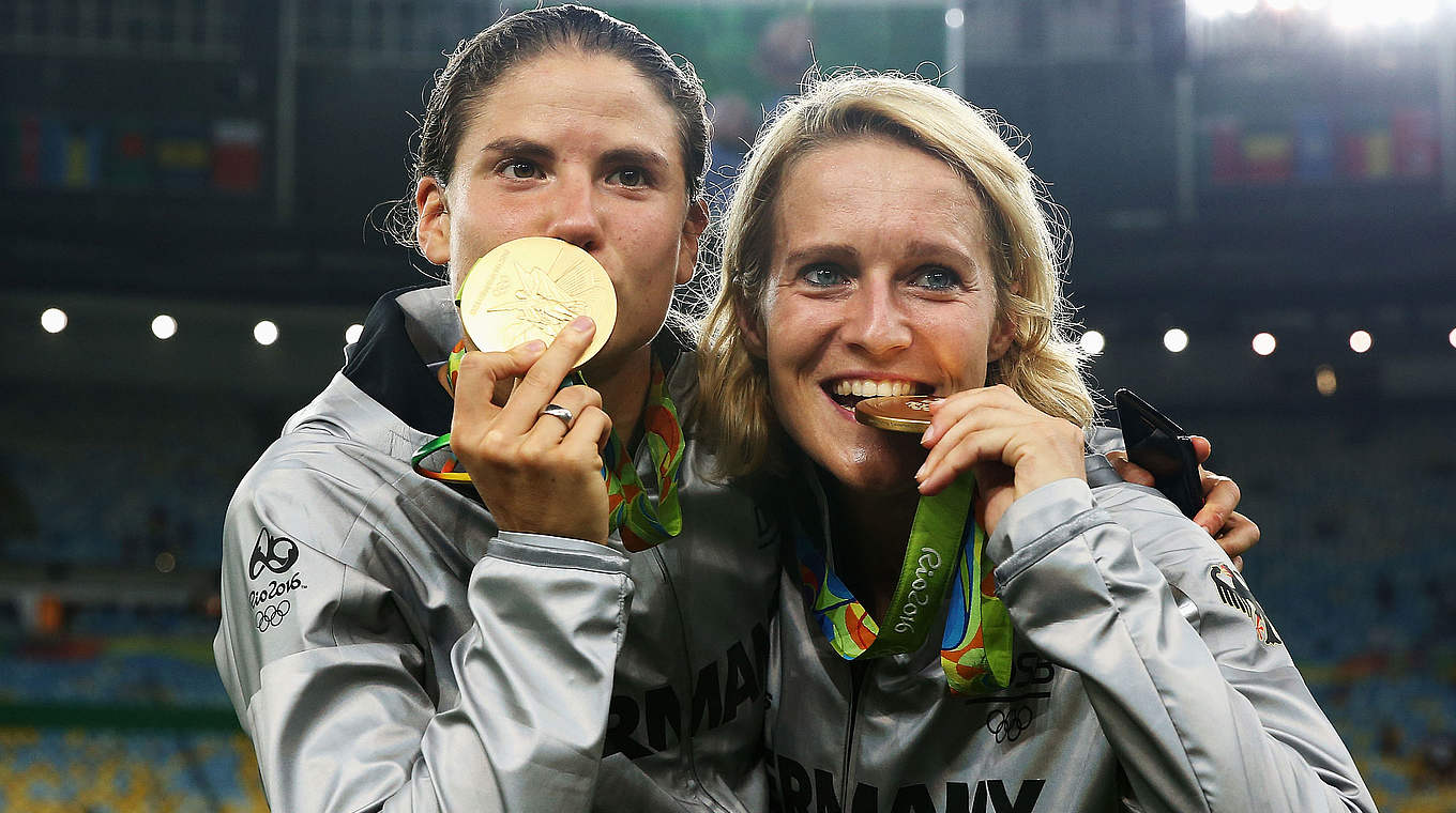 Echtes Gold: Annike Krahn (l.) und Saskia Bartusiak testen das olympische Edelmetall © 2016 Getty Images