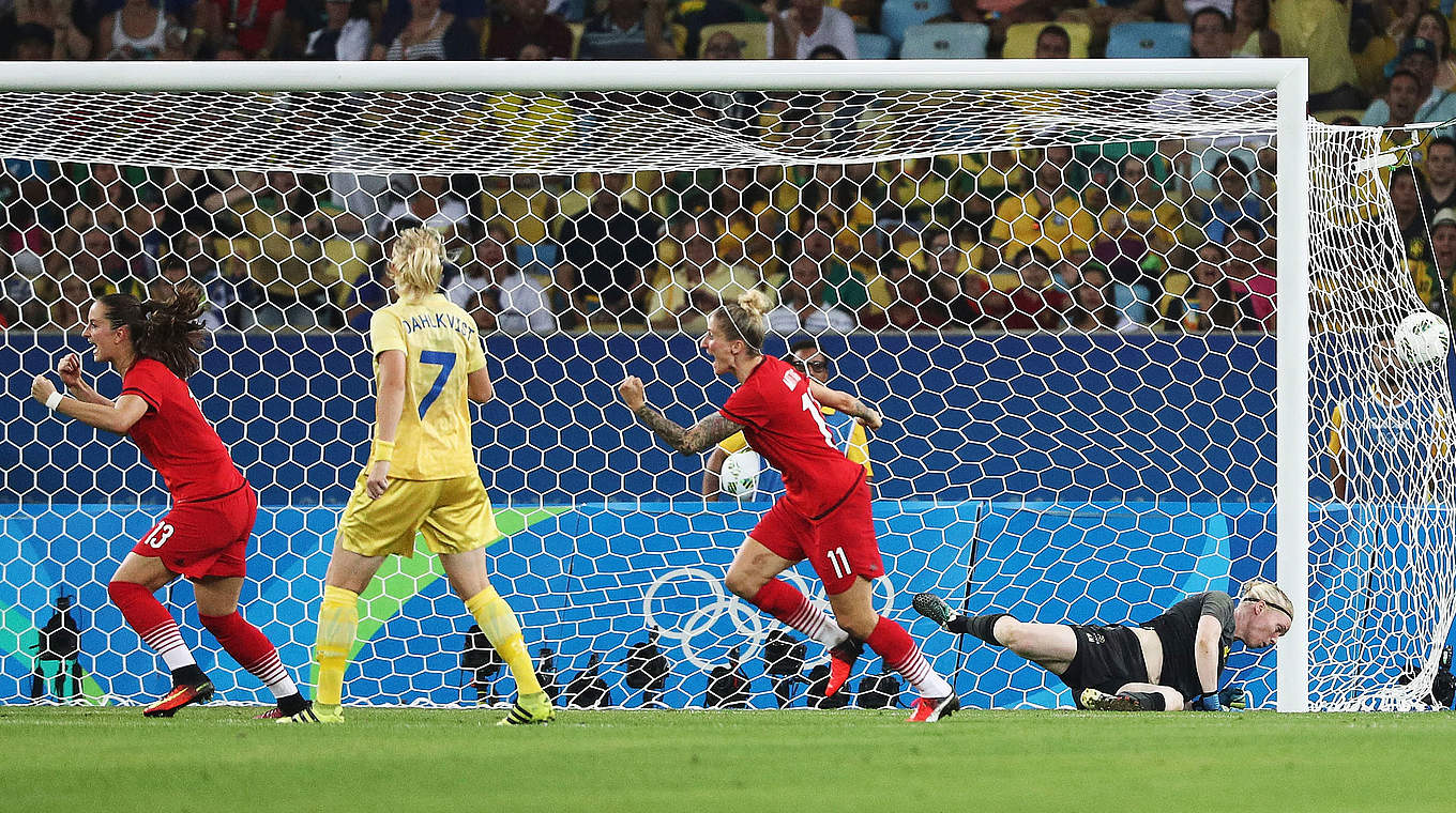 Tor für Deutschland: Die DFB-elf führt 1:0 nach einem Traumtor von Marozsán (nicht im Bild) © 2016 Getty Images