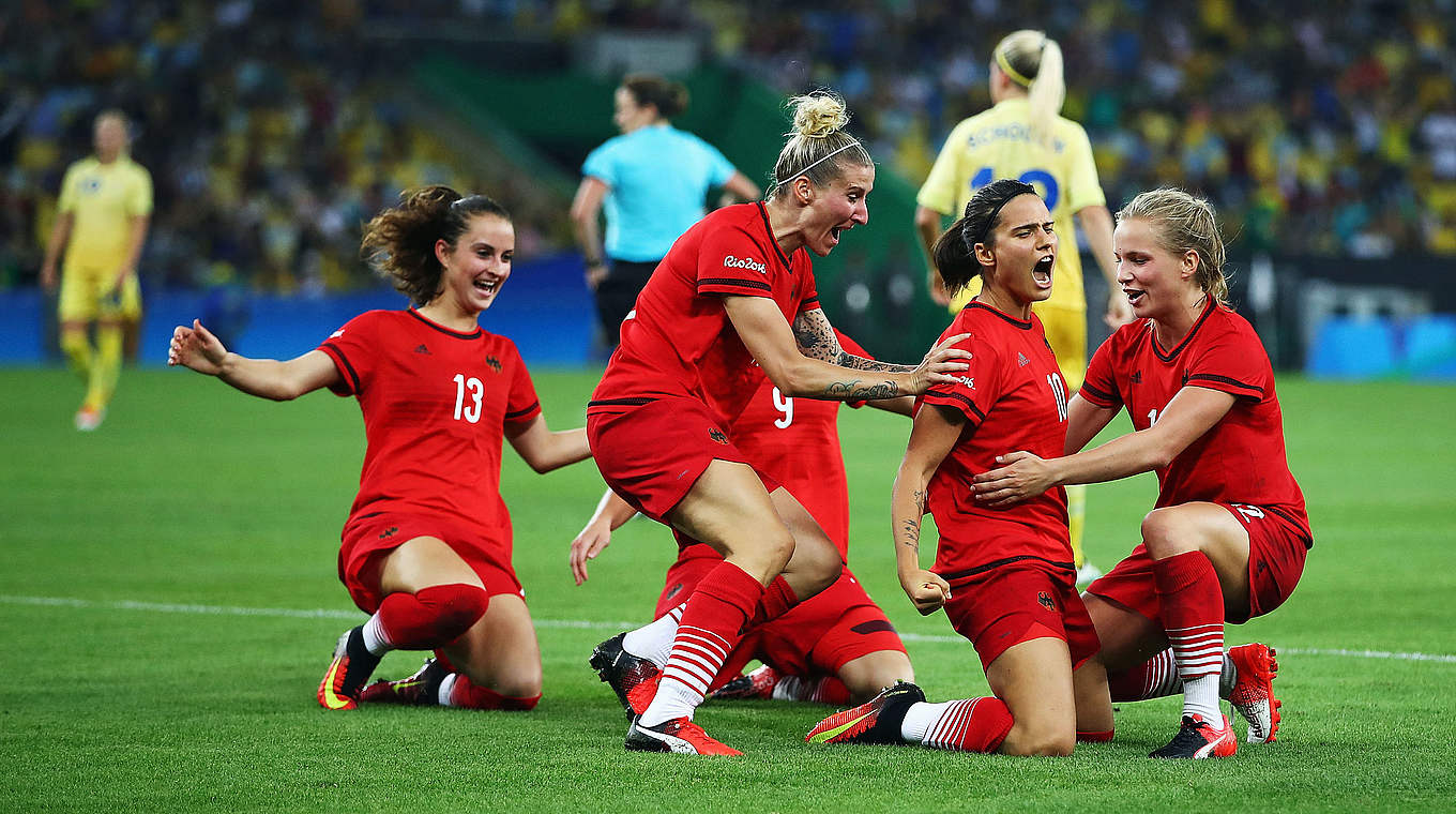 Wegbereiterin: Marozsan (2.v.r.) bejubelt ihren Führungstreffer im olympischen Finale © 2016 Getty Images