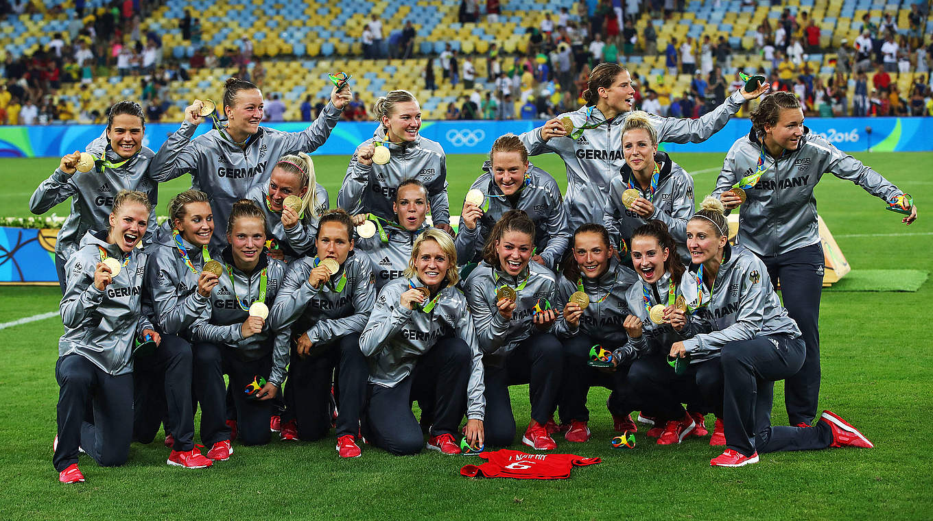 Mannschaft in Gold: Deutschland feiert den Olympiasieg 2016 nach einem 2:1 (0:0) gegen Schweden © 2016 Getty Images