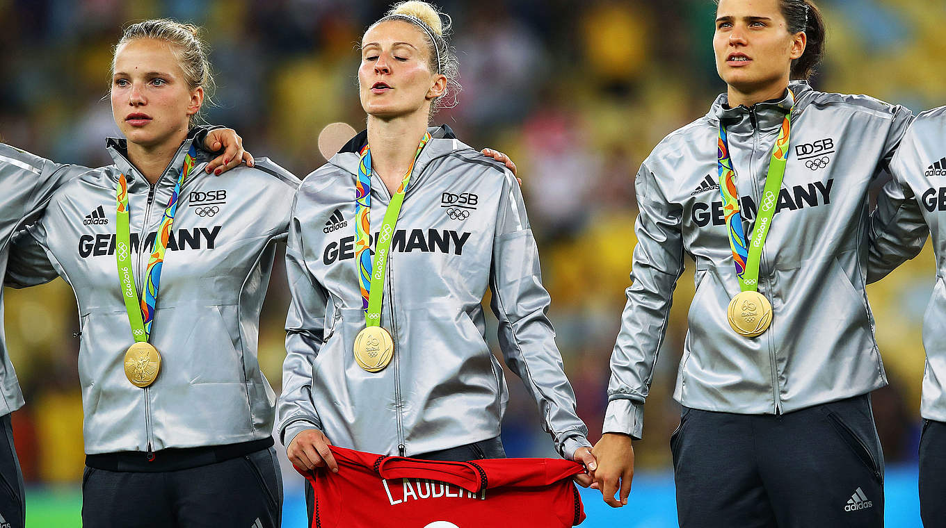 Mit den DFB-Frauen Olympiasiegerin 2016: Mittag (M.) nach dem 2:1 gegen Schweden © 2016 Getty Images