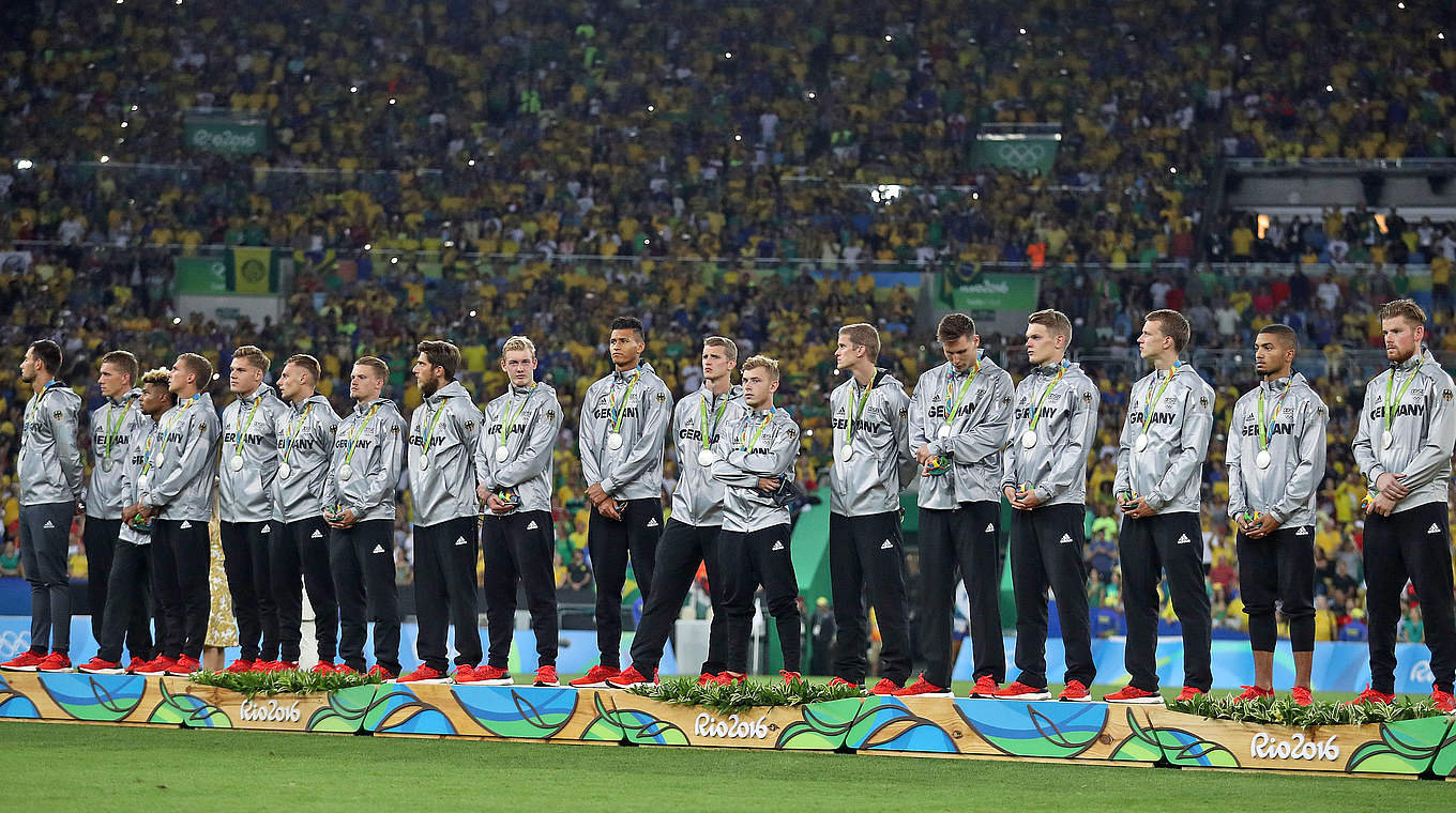 Siegerehrung im Maracano: Deutschland holt nach einer Niederlage im Elfmeterschießen gegen Brasilien die Silbermedaille © 2016 Getty Images