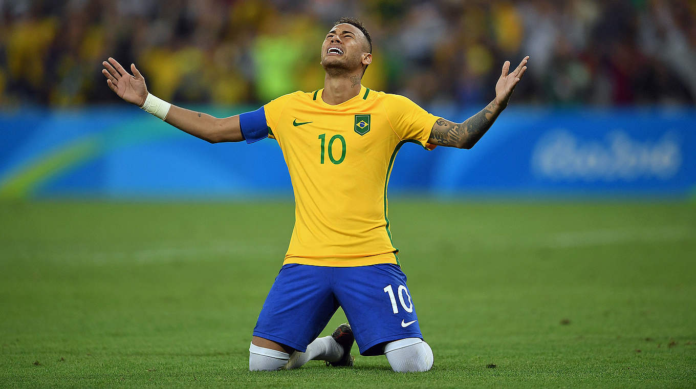 Der Superstar setzt den Schlusspunkt: Neymar verwandelt den entscheidenden Elfmeter und sendet seinen Dank nach "oben" © 2016 Getty Images
