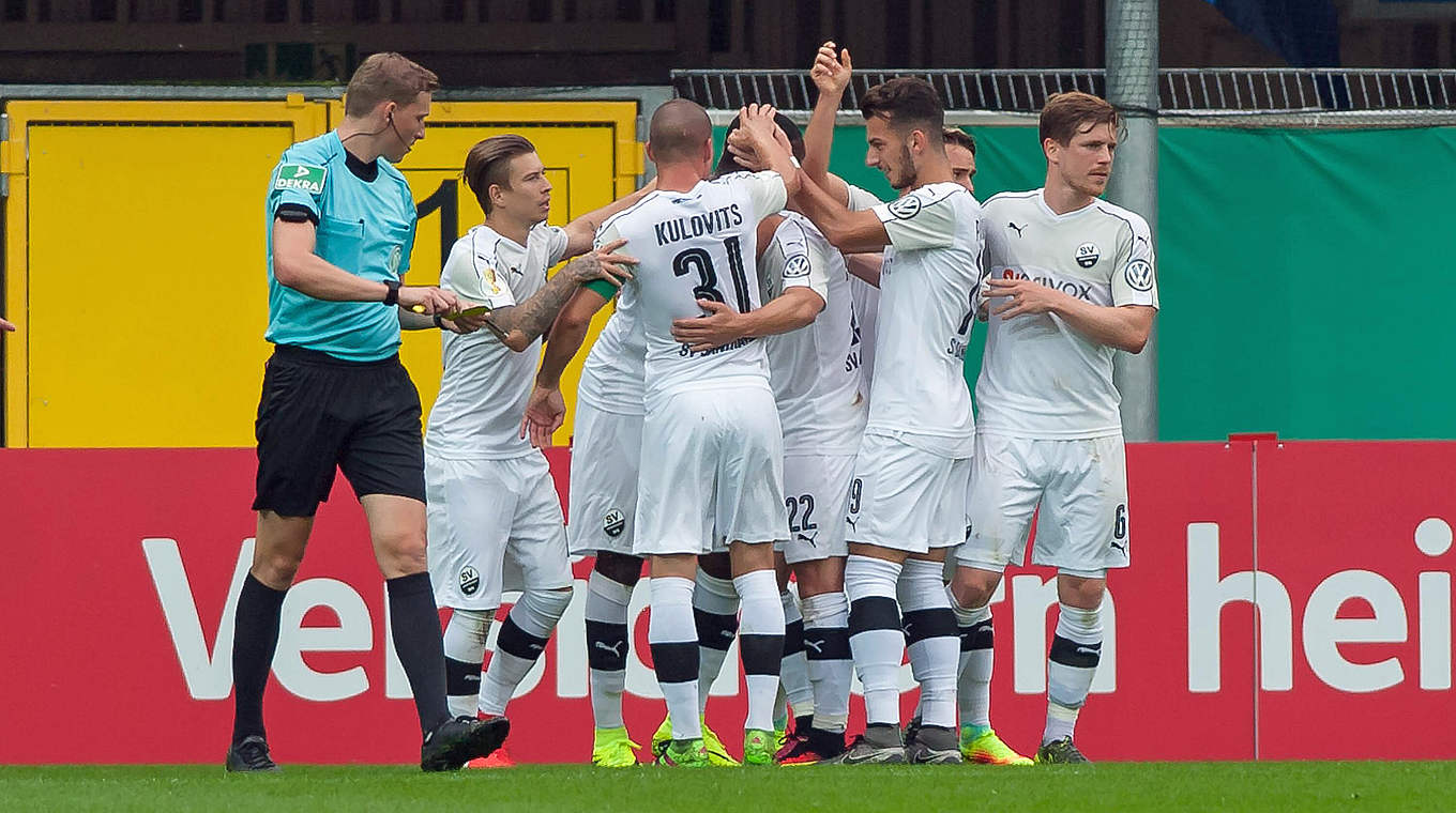 SV Sandhausen celebrate last-gasp winner against SC Paderborn. © imago/foto2press