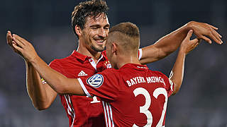 Carl Zeiss Jena - Bayern München 0:5 (0:3): Weltmeister Mats Hummels (l.) gelingt sein erster Pflichtspieltreffer für den FC Bayern © AFP/GettyImages