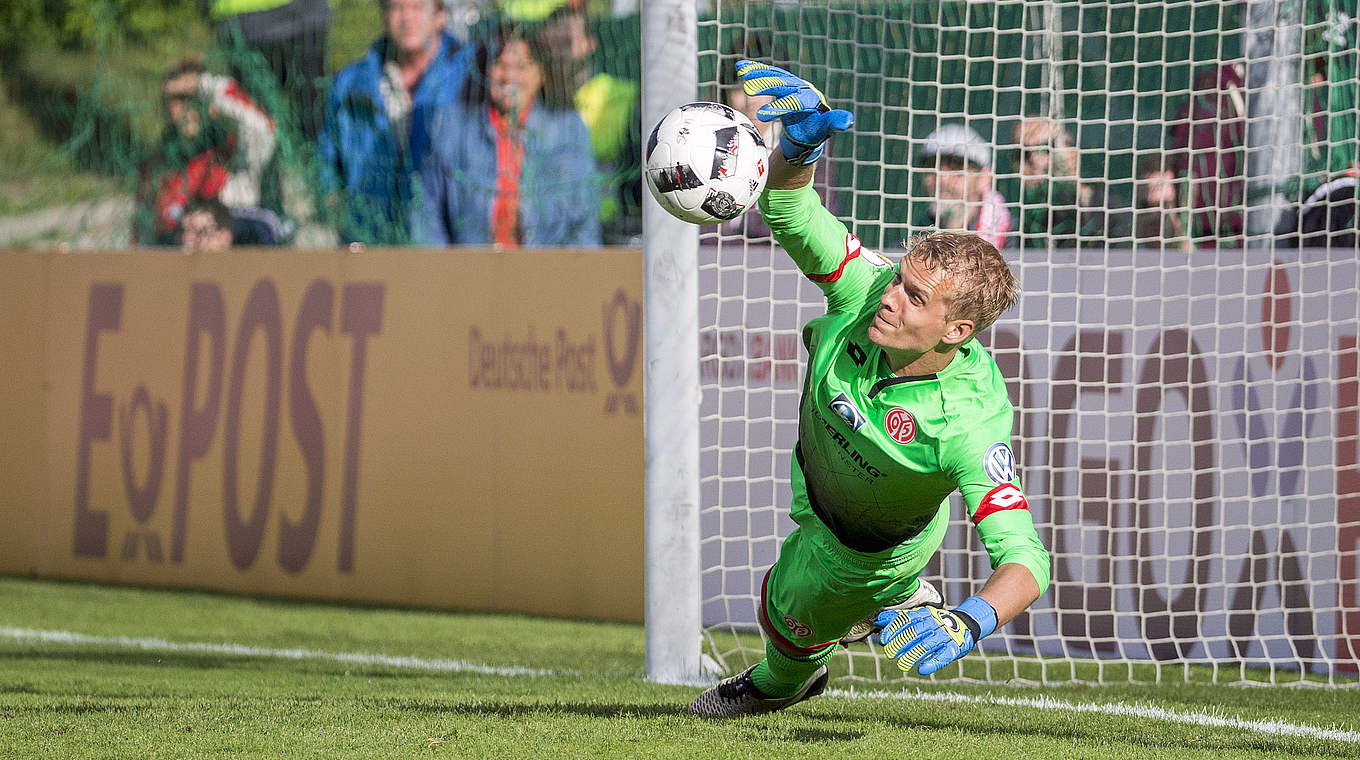 Matchwinner: FSV-Keeper Jonas Lössl pariert einen Elfmeter © 2016 Getty Images