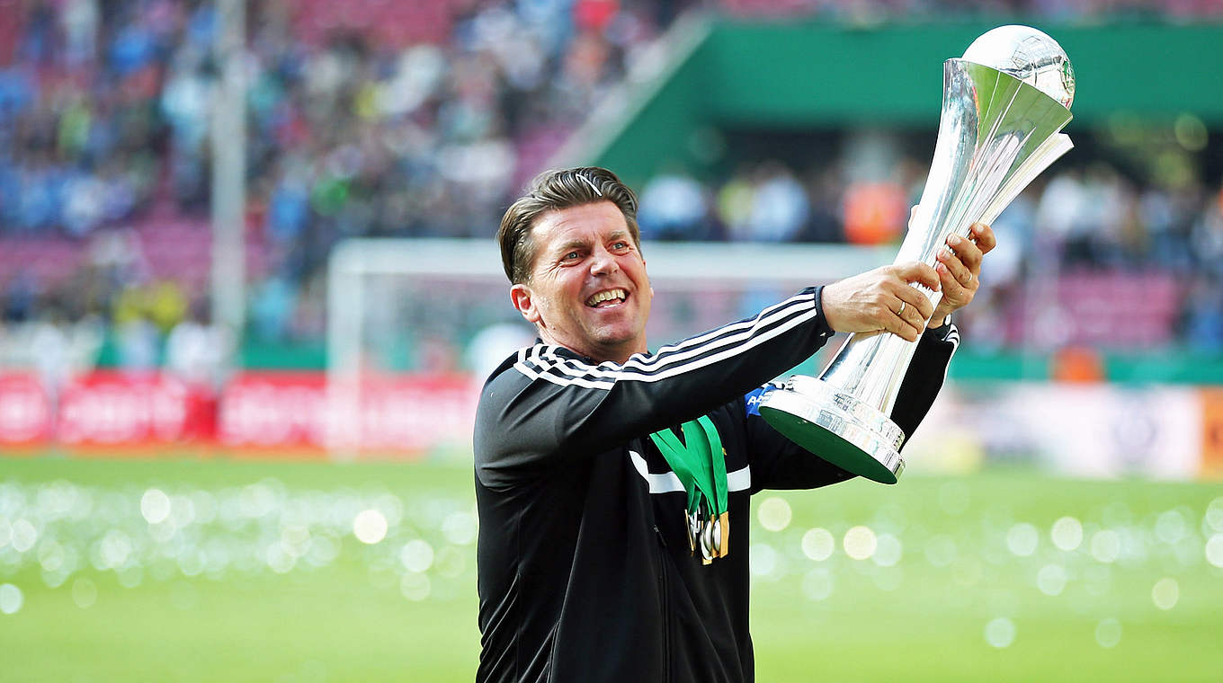 Erfolgstrainer: Bell gewinnt 2014 mit dem 1. FFC Frankfurt den DFB-Pokal © 2014 Getty Images