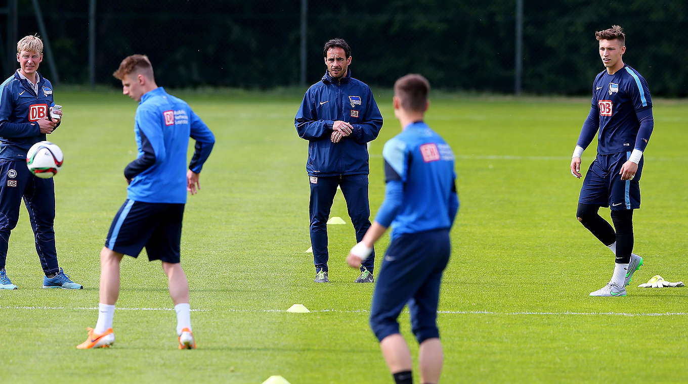 Perfekter Start in die neue Saison: Trainer Michael Hartmann (3.v.l.) und Herthas U 19 © 2015 Getty Images