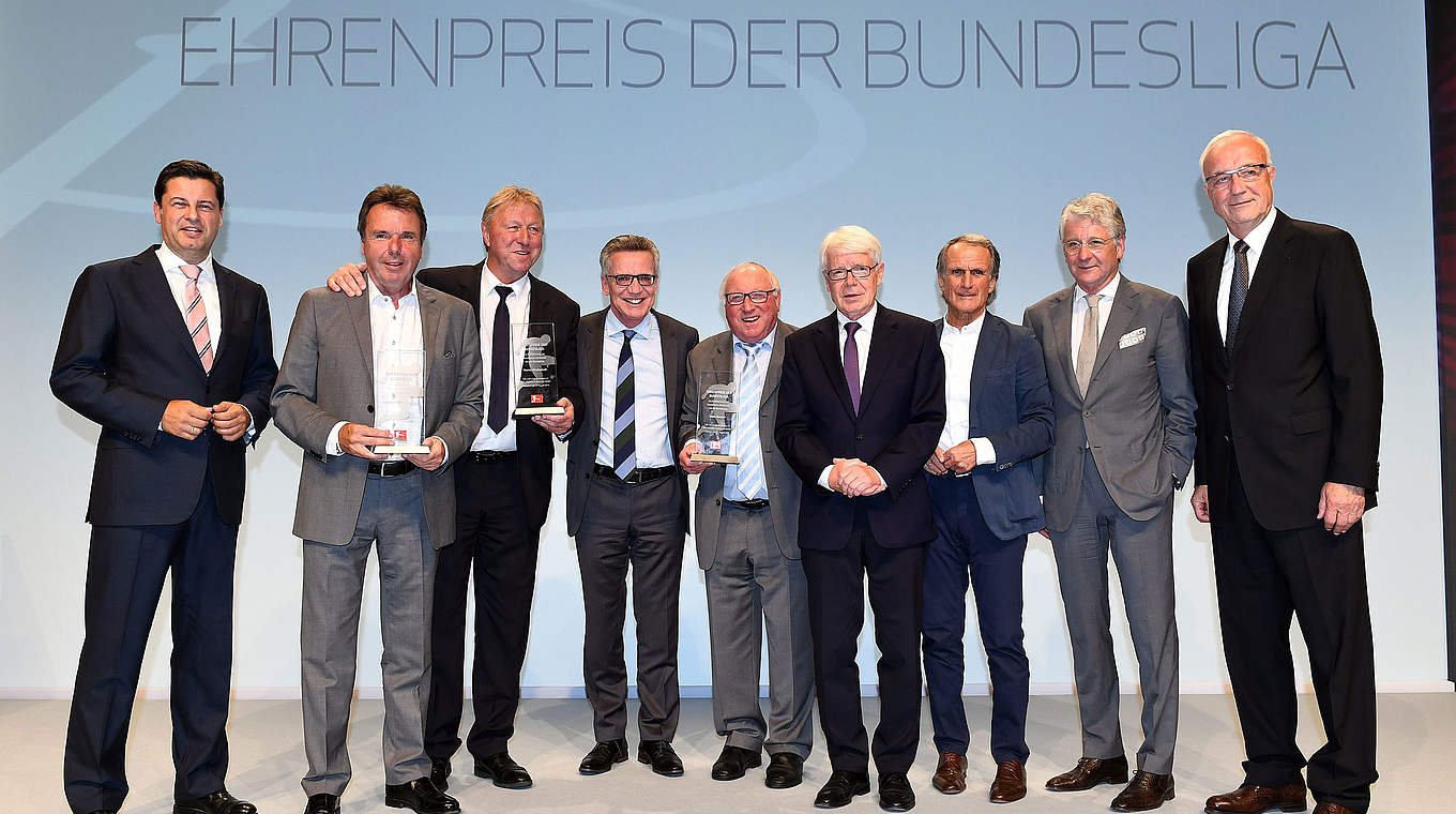 Ehrung für zwei große deutsche Fußballer: Uwe Seeler (M.) und Horst Hrubesch (3.v.l.) © Witters