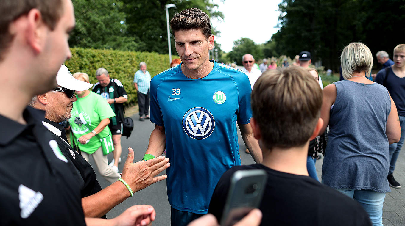 In Augsburg noch nicht mit von der Partie: Wolfsburgs "Neuer" Mario Gomez © 2016 Getty Images