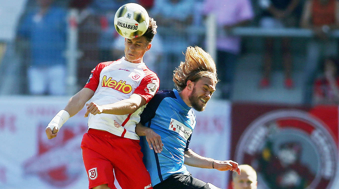 Duell der Ungeschlagenen: Aalen überholt Regensburg und ist nun Zweiter © 2016 Getty Images