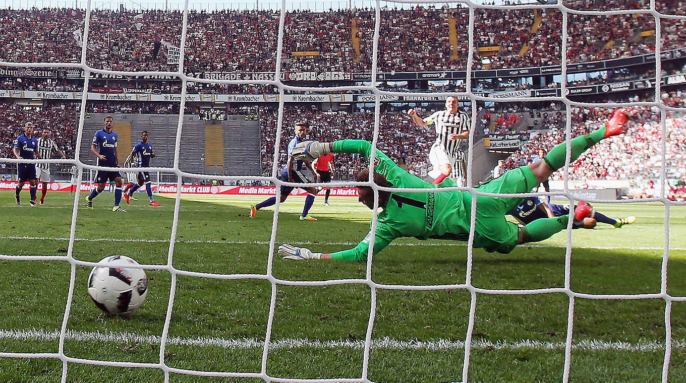 Alex Meier's first half goal made the difference for Schalke against Frankfurt.  © 2016 Getty Images