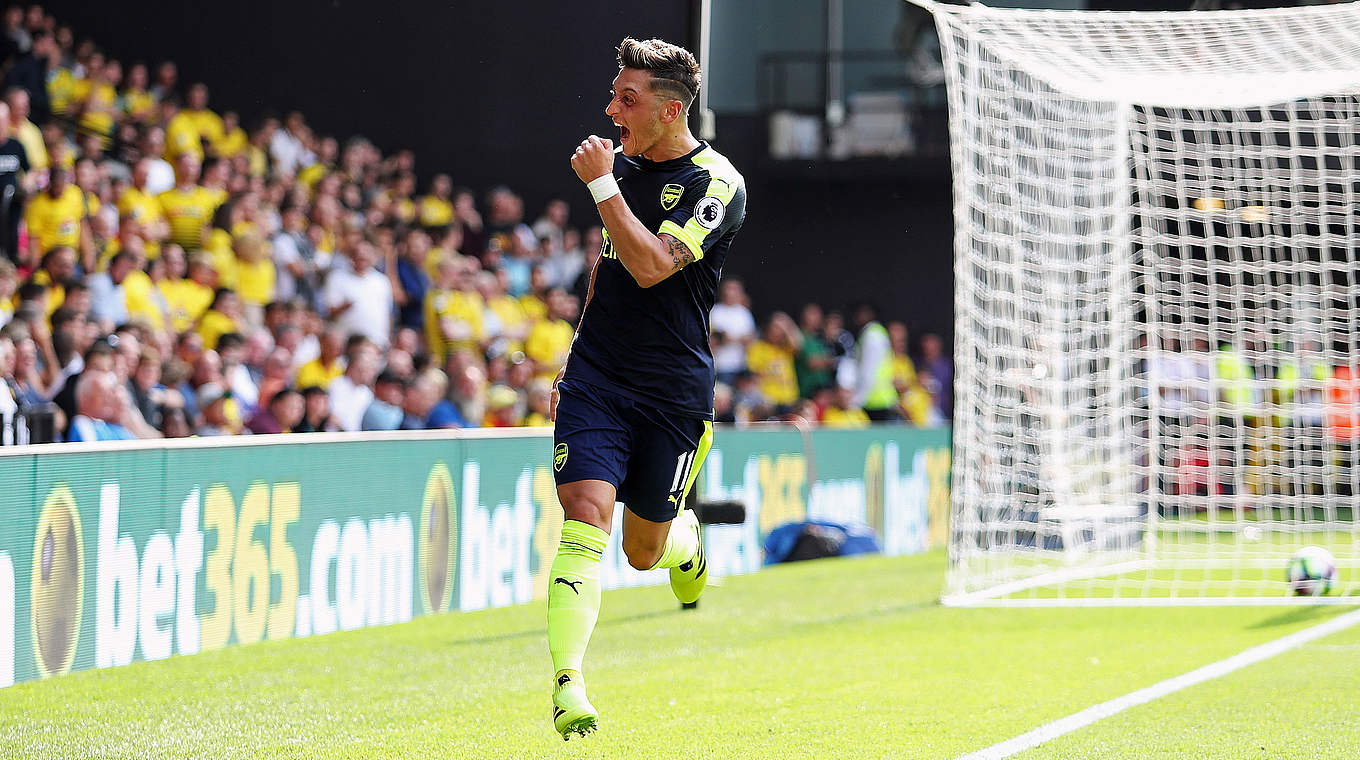 Mesut Özil celebrates his goal as Arsenal secure their first win.  © 2016 Getty Images