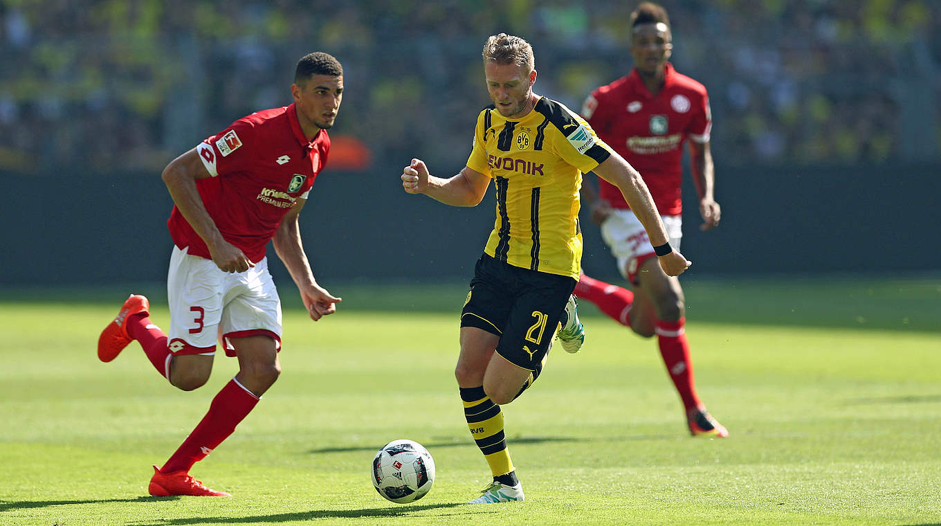 Nach Bundesliga-Auftakt gegen Mainz: André Schürrle (M.) leidet an Rückenproblemen © 2016 Getty Images