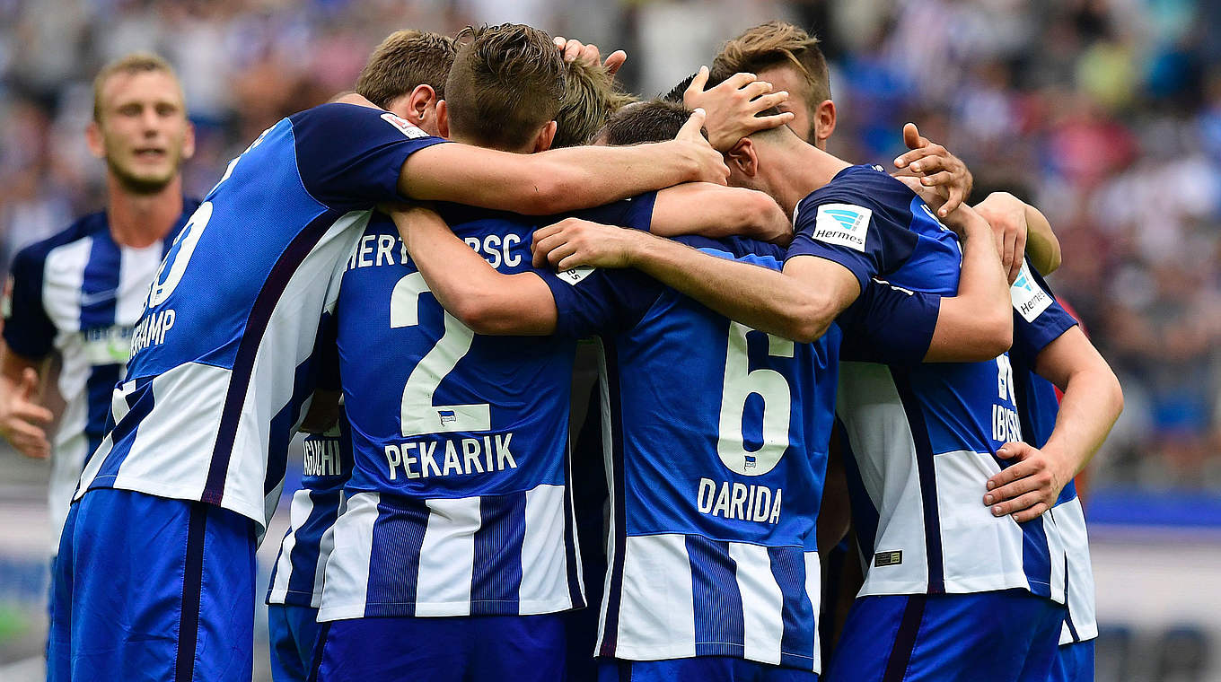 Großer Jubel: Hertha feiert Sieg zum Auftakt © TOBIAS SCHWARZ/AFP/Getty Images