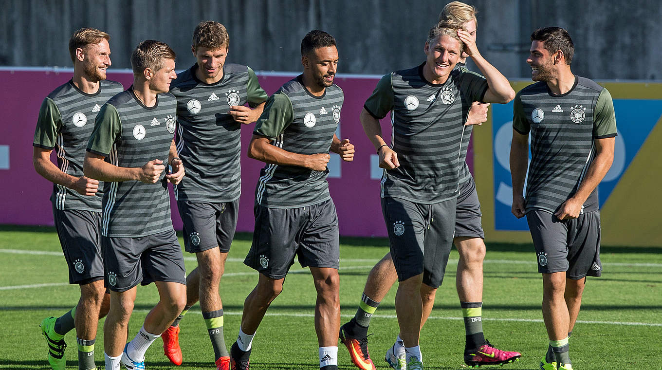 Schweinsteiger (3.v.r.) mittendrin: der Kapitän bei seinem letzten Training © 2016 Getty Images