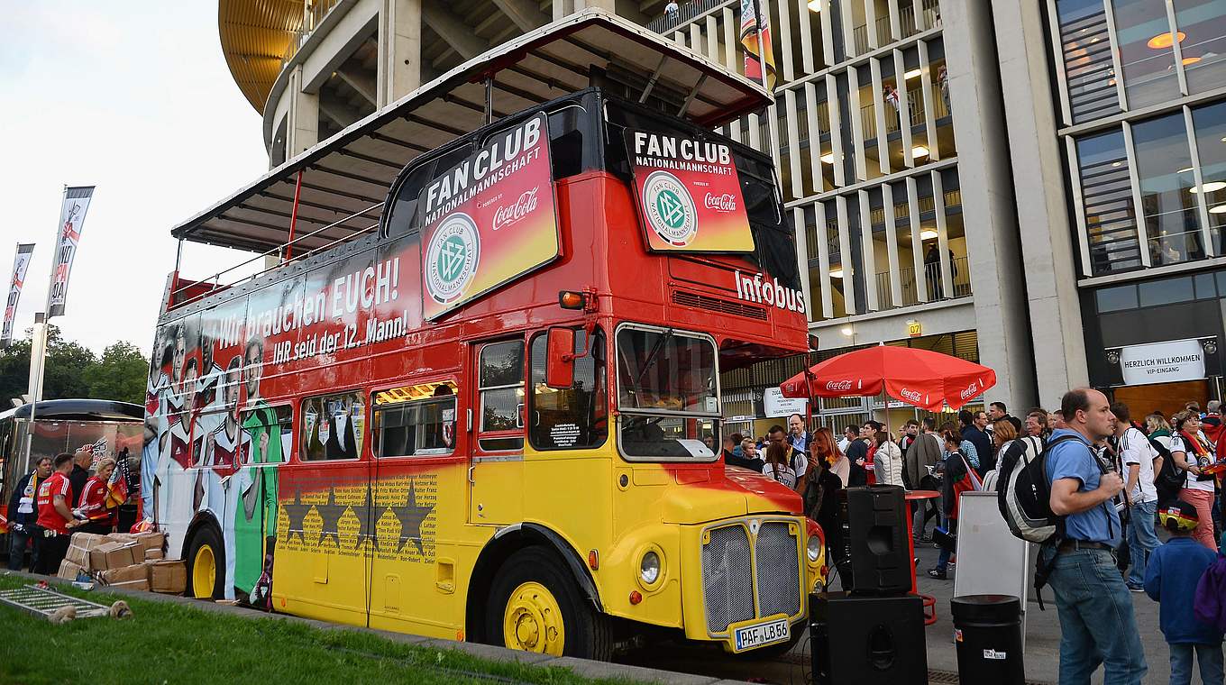 Treuer "Länderspielfahrer": der Infobus des Fan Club Nationalmannschaft © 2015 Getty Images